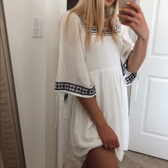 *SOLD* Flowy Embroidered Dress - Picture 3 of 3